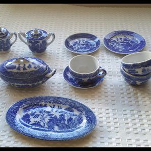 Circa 1950s Child's Blue Willow Tea Set Pieces